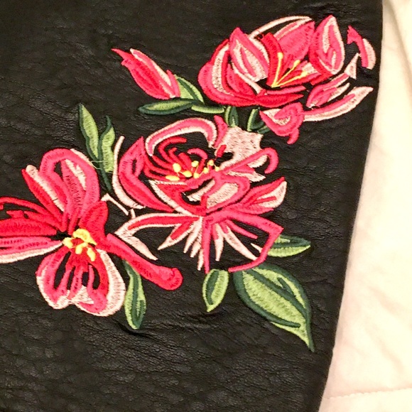 H&M Faux Leather Zipper Mini Skirt w Embroidered Flowers 12 - Picture 7 of 13